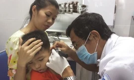 Viêm tai giữa là một trong những nguyên nhân khiến trẻ nói ngọng