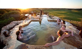 Tắm suối khoáng nóng rất có lợi cho sức khỏe. Ảnh Internet.