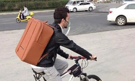 Đeo bình lọc khí đi làm vì không khí ô nhiễm nặng