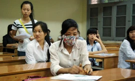 Khuôn mặt nhiều vết thương nên Nhung phải đeo khẩu trang. 