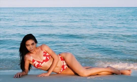 Mâu Thủy khoe đường cong 'vạn người mê' với bikini