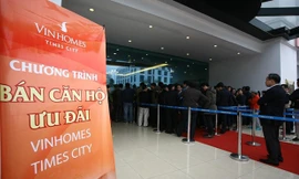 Trước giờ mở bán của ngày đầu tiên, hàng trăm cư dân Vinhomes Times City đã xếp hàng dài ngóng đợi.
