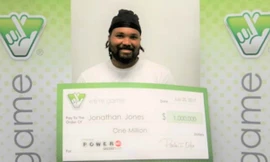 Jones nhận giải. Ảnh: WKRT.