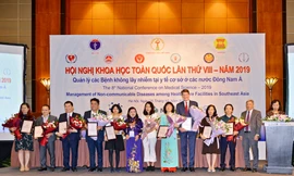 PGS.TS. Nguyễn Thị Xuyên, Chủ tịch Tổng hội Y học Việt Nam và PGS. TS. Nguyễn Trường Sơn, Thứ trưởng Bộ Y tế tặng hoa và chứng nhận cho các nhà tài trợ