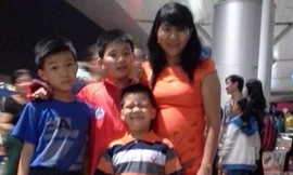 Chị Đàn cùng 3 cậu con trai thư giãn sau những giờ học tập, thi đấu.