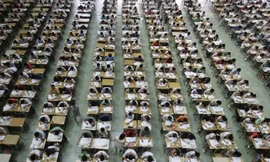 Kỳ thi căng thẳng: Học sinh thở bình oxy cầm sách học trong bệnh viện