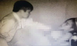 Hình ảnh nhạy cảm của cặp khán giả bị phán tán khi đến rạp xem phim.