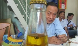 Chai nước Number 1 có vật thể lạ giống ruồi 