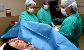 Sau ca sinh mổ, điều chờ đợi Ella không phải là niềm hạnh phúc làm mẹ trọn vẹn mà là một cú sốc lớn. Ảnh: Babycenter.