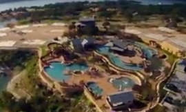 Toàn cảnh hồ bơi nhìn từ trên cao - Ảnh chụp từ YouTube 