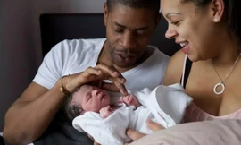 Vợ chồng Louis bên em bé được sinh bằng phương pháp thuận tự nhiên. Ảnh: INews.