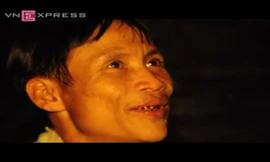  Cha con 'người rừng' sau hai năm về làng