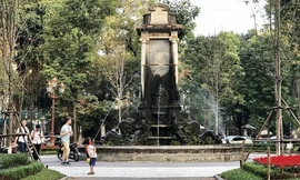 Đài phun nước ở đây cũng được ghi nhận là đài phun nước cổ nhất ở Hà Nội. Ảnh: P.B