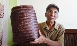 Ông Nguyễn Cơ Sở và chiếc bồ tải gạo ra Điện Biên của cha mình