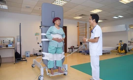 Sau 2 lần ghép tế bào gốc, cô bộ đội Bùi Thị Mùi đã đứng cả tiếng đồng hồ với dụng cụ trợ giúp mà vẫn thấy vững vàng, dù trước đó cô bị liệt hoàn toàn thân dưới 4 năm.