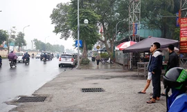 Cận cảnh vỉa hè lát đá xuống cấp trên đường 'kiểu mẫu' Lê Trọng Tấn 