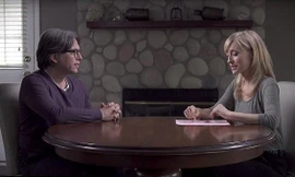 Allison Mack trong một video quảng cáo cho tổ chức NXIVM. Ảnh: Daily Mail. 