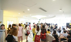 Bàn đăng ký của Thẩm mỹ viện Xuân Hương luôn trong tình trạng quá tải.