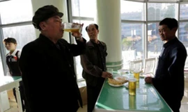 Phong cách uống bia “lạ” của người Triều Tiên