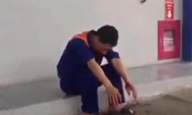 Nhân viên cây xăng bị đánh chảy máu do nghi ngờ đổ thiếu xăng. Ảnh: Cắt từ clip