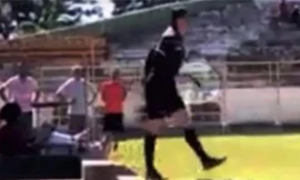 De Souza mang súng vào sân.