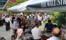 Xếp hàng từ sáng sớm để mua số báo đặc biệt về Lý Quang Diệu