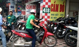 Đồ đạc trong nhà thường xuyên "đội nón ra đi" trong mùa banh vì chồng mê trò đỏ đen. Ảnh: Xahoi. 