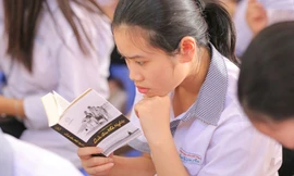 Học sinh trường THPT Chu Văn An – Lạng Sơn chăm chú đọc sách Quốc gia Khởi nghiệp