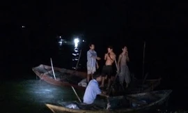 Mãi đến 22 giờ đêm 20/5, thi thể của nạn nhân mới được đưa lên bờ.