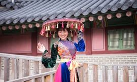 Trần Huyền Nhung diện áo tứ thân độc lạ, trẻ trung tại đất nước Hàn Quốc