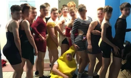 Trang phục của các nam sinh bị trường đánh giá không phù hợp. Ảnh: Metro