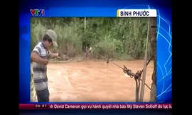 Đu dây qua sông bằng cáp tự chế