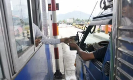 Tài xế trả tiền lẻ qua trạm thu phí BOT Ninh An nằm trên quốc lộ 1 đoạn qua xã Ninh Lộc (thị xã Ninh Hòa, Khánh Hòa)