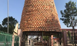 Cây thông Noel độc nhất vô nhị, được làm từ 6.000 nồi đất nung 