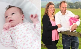 Bé Poppy lúc 14 ngày tuổi và bố mẹ. Ảnh: Swns.com.