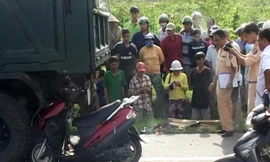 Hiện trường cho thấy xe máy lấn ra khỏi vạch trắng của phần đường dành cho ôtô, xe máy và húc vào đuôi xe ben. Ảnh: Yến Phương