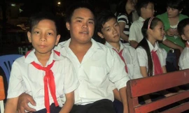 Nguyễn Hoàng Anh trong lớp học với các học sinh lớp 1. 