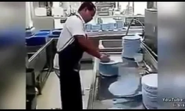Người đàn ông rửa bát nhanh kinh ngạc