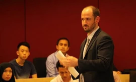 Andrew Billo, học giả thuộc Asia Society, đang giảng bài tại Đại học Lý Quang Diệu, Singapore. Ảnh: Phóng viên TTXVN