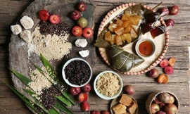 Mâm cỗ cúng Tết Đoan Ngọ. Ảnh: Vietnamnet.