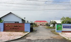 Xã Hồ Thị Kỷ (huyện Thới Bình, tỉnh Cà Mau) vào năm 1995 được cho là đã xác nhận lý lịch của ông Ngô Văn Khởi cho đổi từ dân tộc Kinh sang dân tộc Khmer.