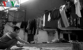 Cuộc sống của người dân ở khu nhà gỗ giữa Hà Nội