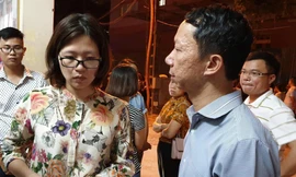 CEO Tập đoàn Giáo dục Edufit Trần Thị Hồng Hạnh bên cạnh bố cháu bé bị tử vong trên xe buýt của trường Gateway. Ảnh: Hoàng Lam.