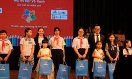 Ban tổ chức trao giải cho các thí sinh có tác phẩm đạt giải