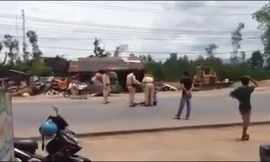 Giận vợ, chồng ôm con ra giữa đường nằm cho xe cán