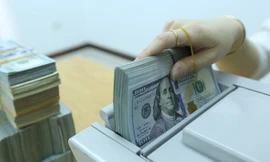 Tỷ giá trung tâm lập đỉnh mới, USD ngân hàng lên sát 23.400 đồng