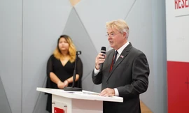 Giáo sư Raymond Gordon Hiệu trưởng trường Đại học Anh Quốc Việt Nam phát biểu tại hội thảo