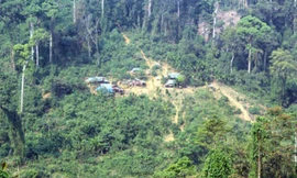 Mặc dù đứng trên Quốc lộ 40B có thể nhìn thấy một góc của ngôi làng nhưng để đến nơi thì phải băng rừng suốt nhiều giờ liền. Ảnh: Tiến Hùng/ VnExpress