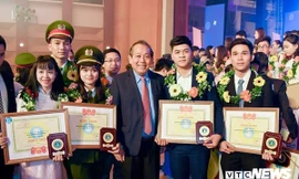 Thủ khoa Đào Tuấn Anh (thứ 2 từ phải sang) chụp ảnh lưu niệm cùng Phó Thủ tướng Trương Hòa Bình trong lễ trao thưởng "Sinh viên 5 tốt" cấp Trung ương. 