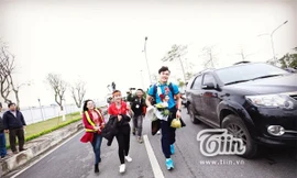 Tiến Dũng luôn cầm quả bưởi từ khi ở sân bay đến lúc lên xe diễu hành.